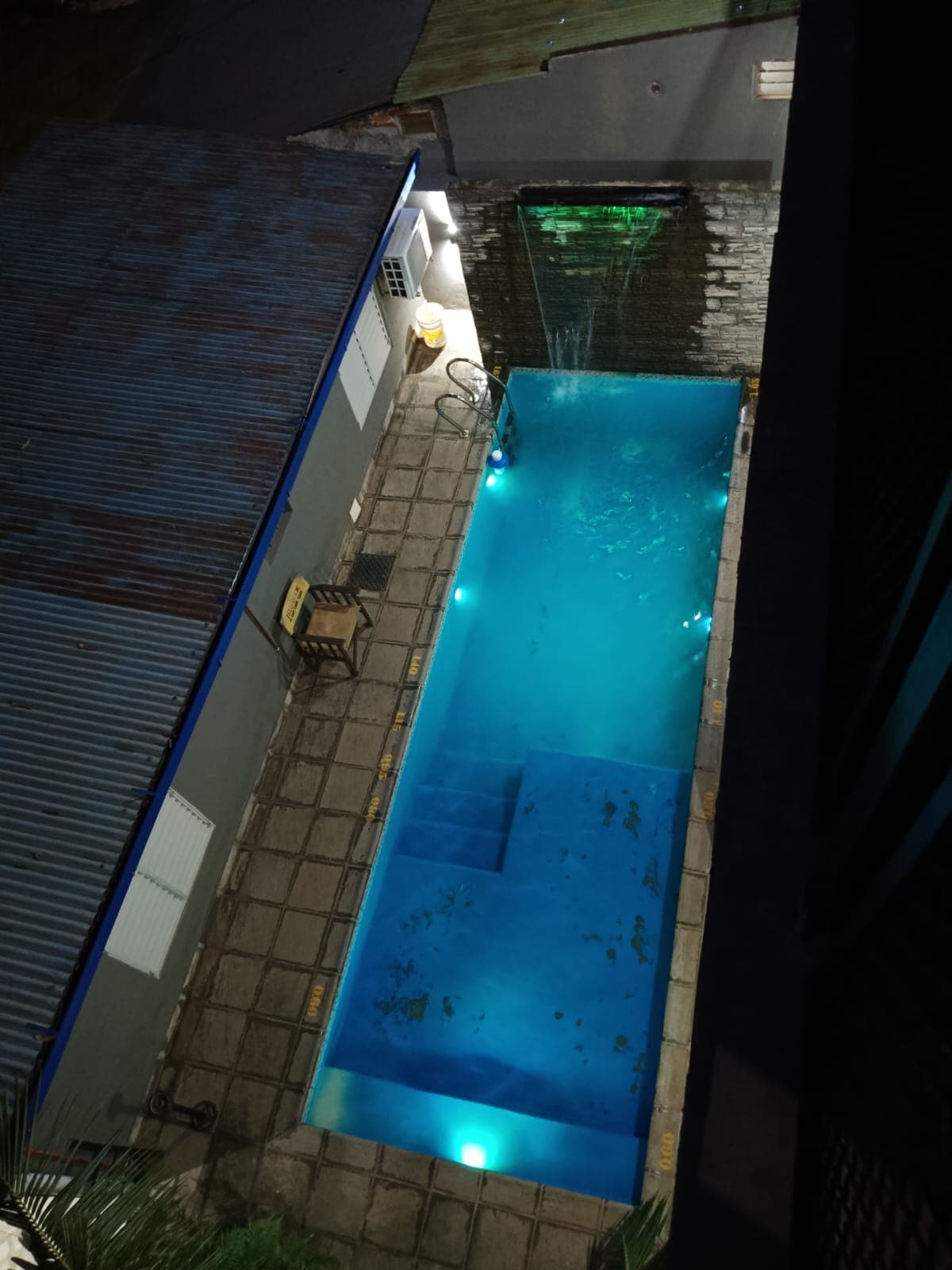 Piscina con cascada